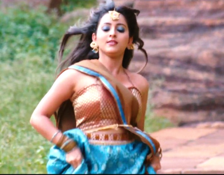 Bhama hot navel and cleavage pi...